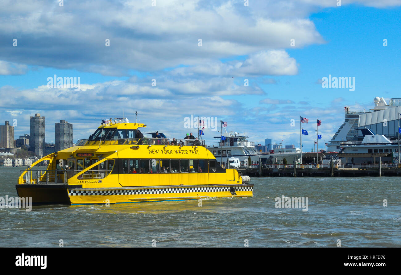 NEW YORK, USA - 25 Avril 2014 : Le New York Water Taxi sur la rivière Hudson. Banque D'Images