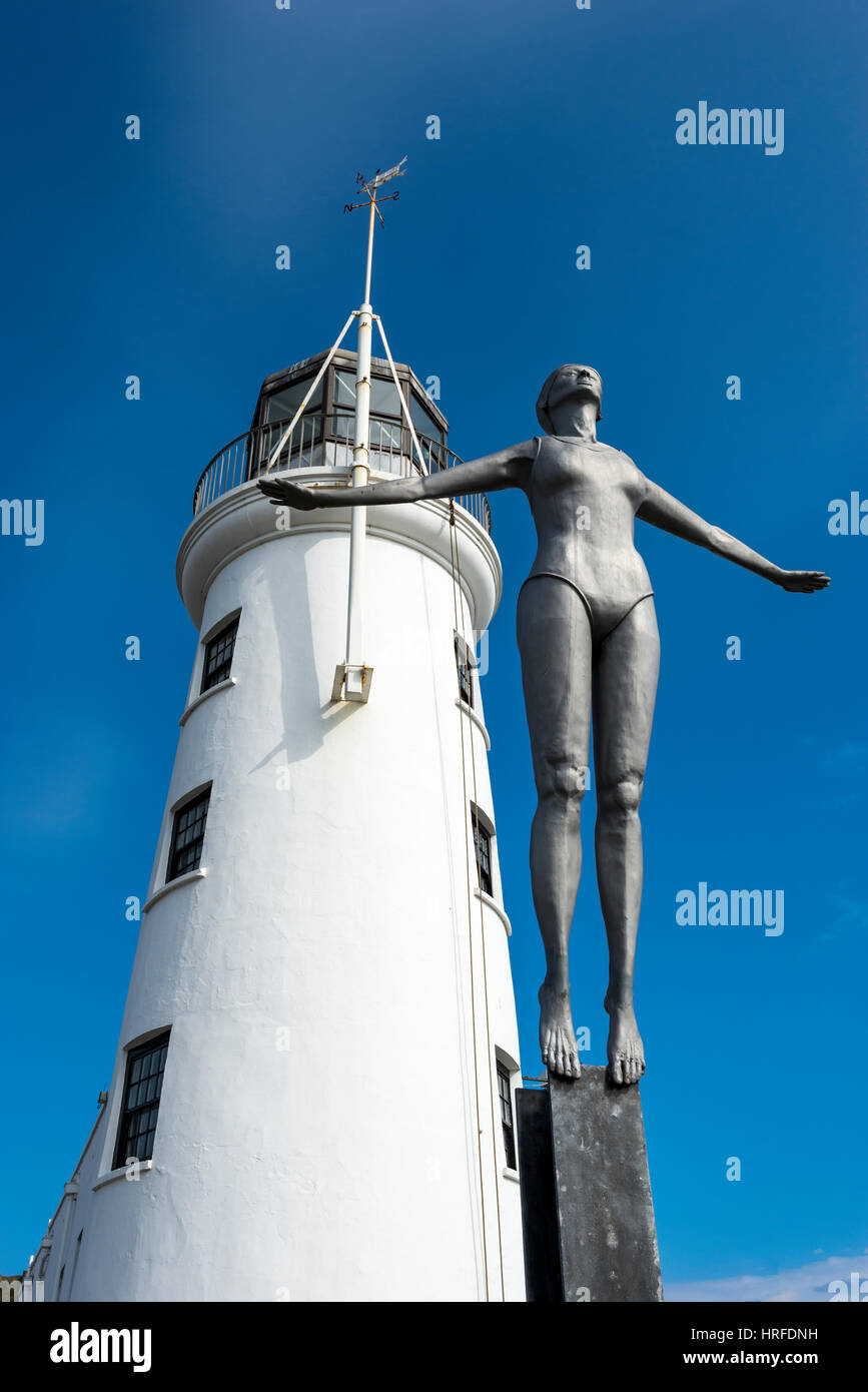 Belle statue de plongée à côté du phare du port de Scarborough, North Yorkshire, Angleterre. Banque D'Images