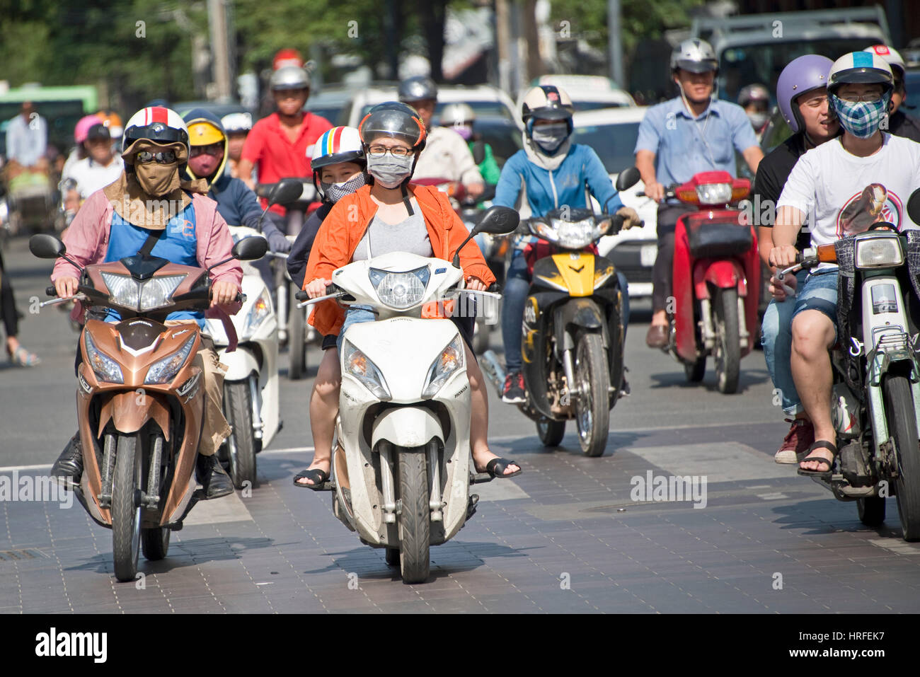 Des foules de motos, cyclomoteurs et scooters dans les rues de Ho Chi Minh Ville sur une journée ensoleillée. Banque D'Images