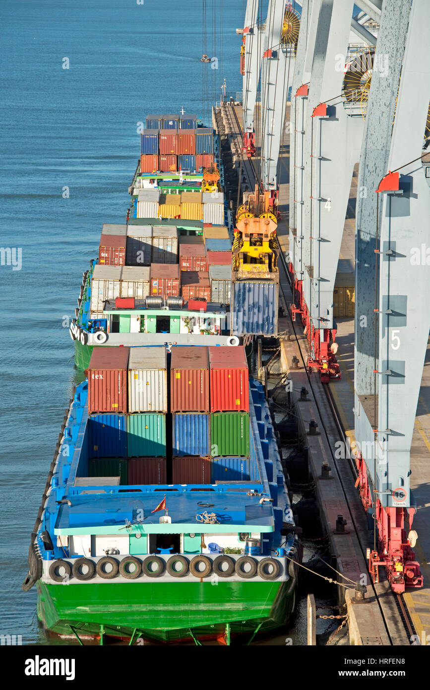 Vue aérienne de la Cai Mep International Terminal au Vietnam avec des conteneurs déchargés par un (STS) Ship-to-Shore grue ou d'un gant de manutention de conteneurs Banque D'Images