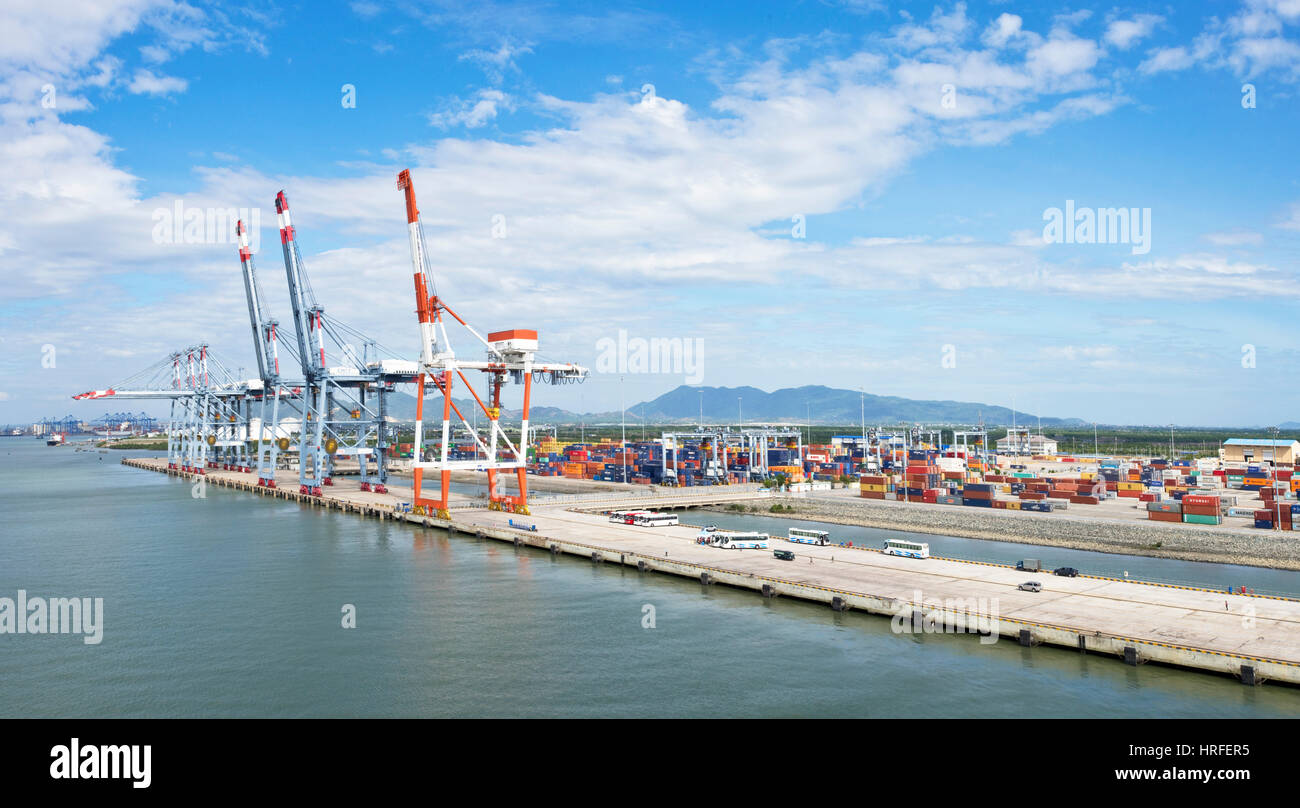 Photo 2 une croix vue panoramique vue aérienne de la Cai Mep International Terminal au Vietnam avec des portiques de manutention de conteneurs sur une journée ensoleillée. Banque D'Images