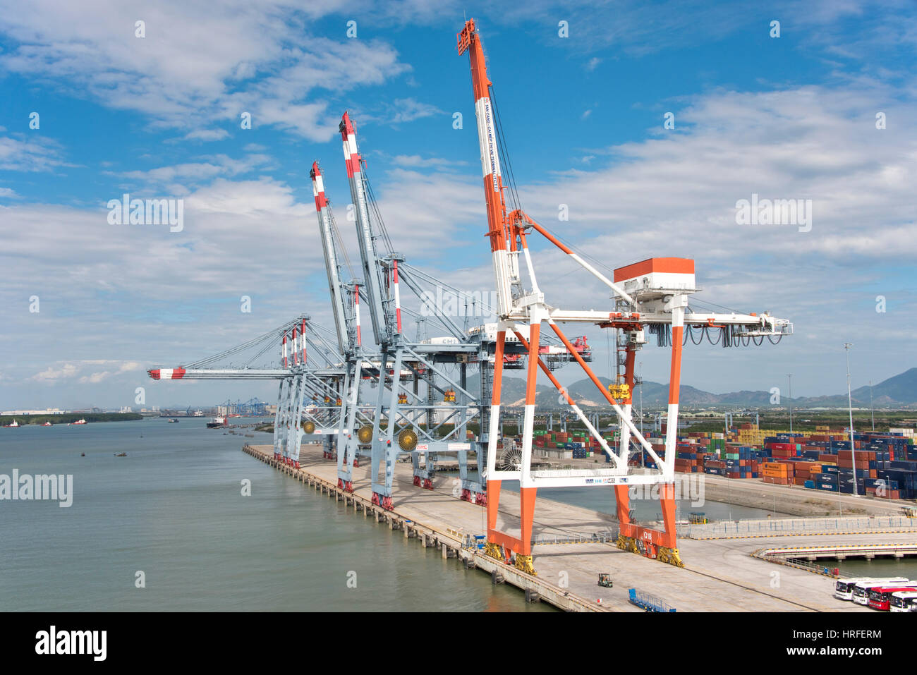 Vue aérienne de la Cai Mep International Terminal au Vietnam avec (STS) Ship-to-shore ou grue grues à portique de manutention de conteneurs sur une journée ensoleillée. Banque D'Images