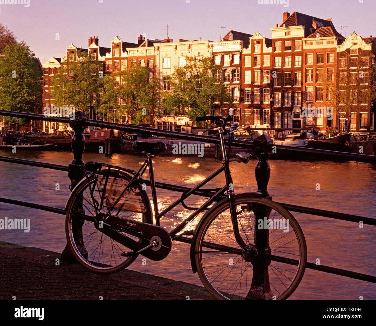 Location sur un pont-canal au coucher du soleil, Amsterdam, Hollande, Pays-Bas. Banque D'Images
