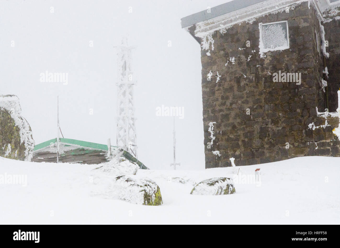 Un abri dans la montagne enneigée lin jour brumeux Banque D'Images