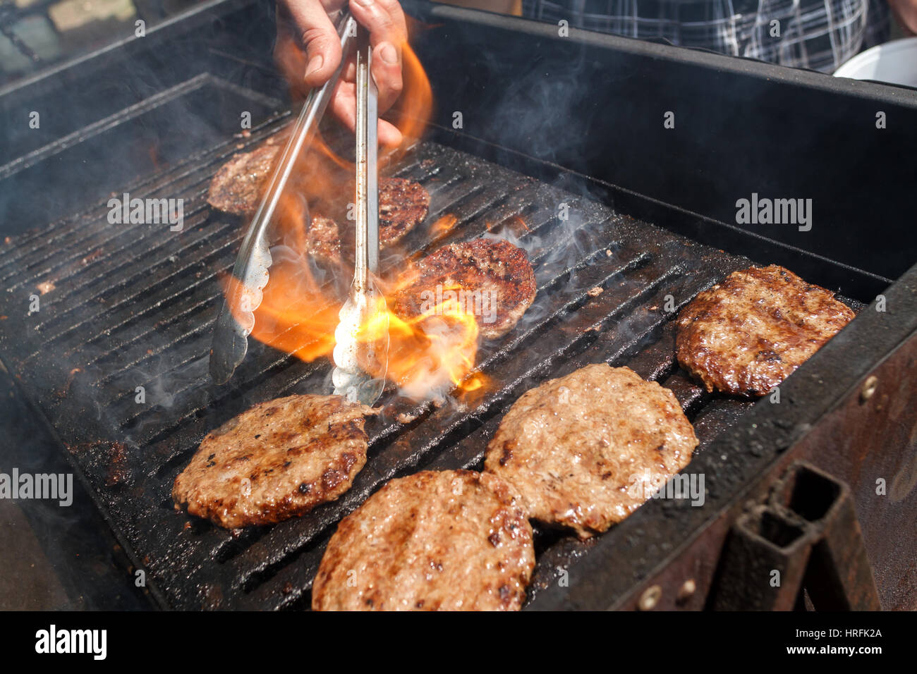 La viande de porc ou de boeuf cuit sur le feu, d'un barbecue pour les hamburgers Banque D'Images