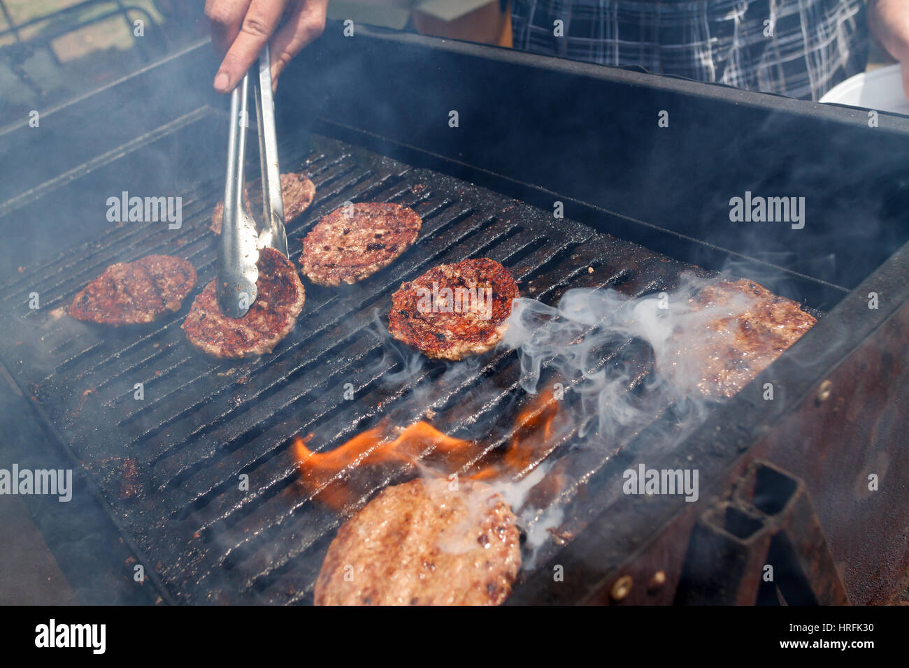 La viande de porc ou de boeuf cuit sur le feu, d'un barbecue pour les hamburgers Banque D'Images