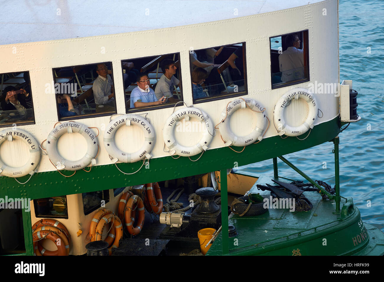 Libre de Star ferry traditionnel avec les passagers arrivant en bateau à l'embarcadère de Kowloon, après navigation sur le port - Hong Kong, Chine Banque D'Images