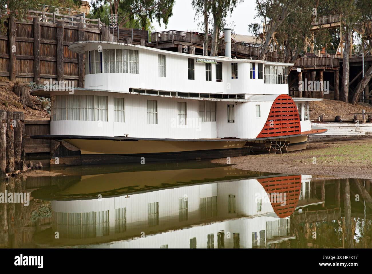 Un vieux Paddlesteamer aux côtés de l'historique port d'Echuca Wharf, situé sur la rivière Murray à Victoria en Australie. Banque D'Images