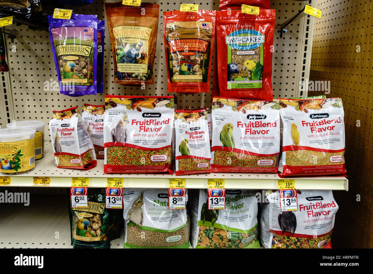 Sacs de perroquet et perruche nourriture sur des étagères d'un magasin Smart Pet à Oklahoma City, Oklahoma, USA. Banque D'Images