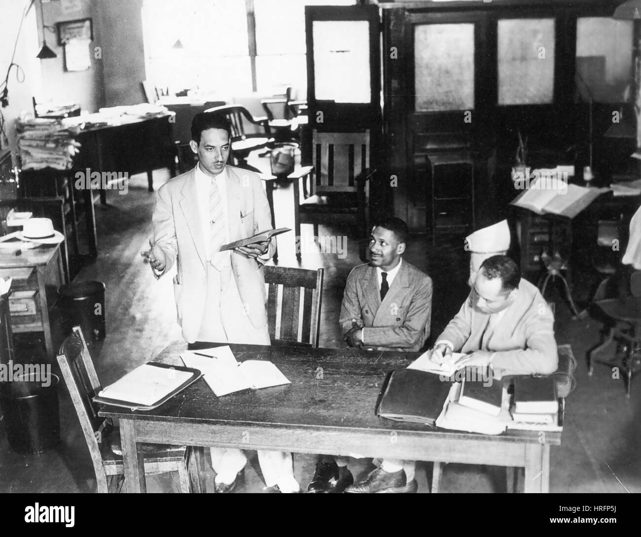 THURGOOD MARSHALL avocat afro à gauche avec son client Donald Murray et procureur Charles Houston en 1936. Travaillant pour la NAACP, Marshall a remporté l'affaire Pearson c. Murray Murray pour assister à la Faculté de droit de l'Université du Maryland. Photo : NAACP Banque D'Images