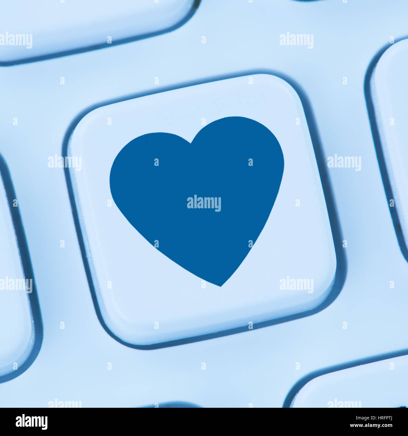 Vous cherchez l'amour en ligne partenaire internet web bleu coeur clavier de l'ordinateur Banque D'Images