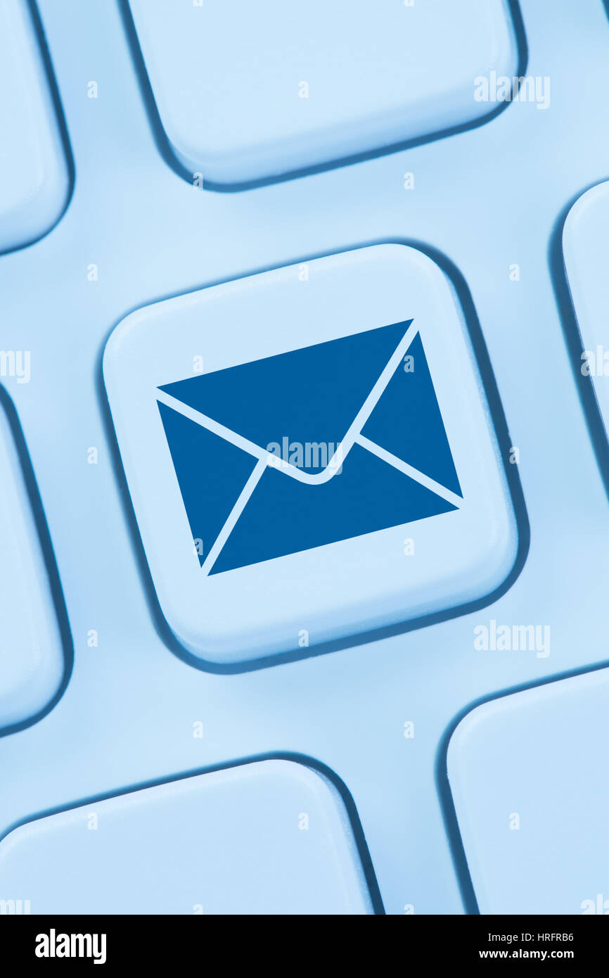 L'envoi d'e-mail en ligne internet ordinateur bleu lettre Banque D'Images L'envoi d'e-mail en ligne internet ordinateur bleu lettre Banque D'Images