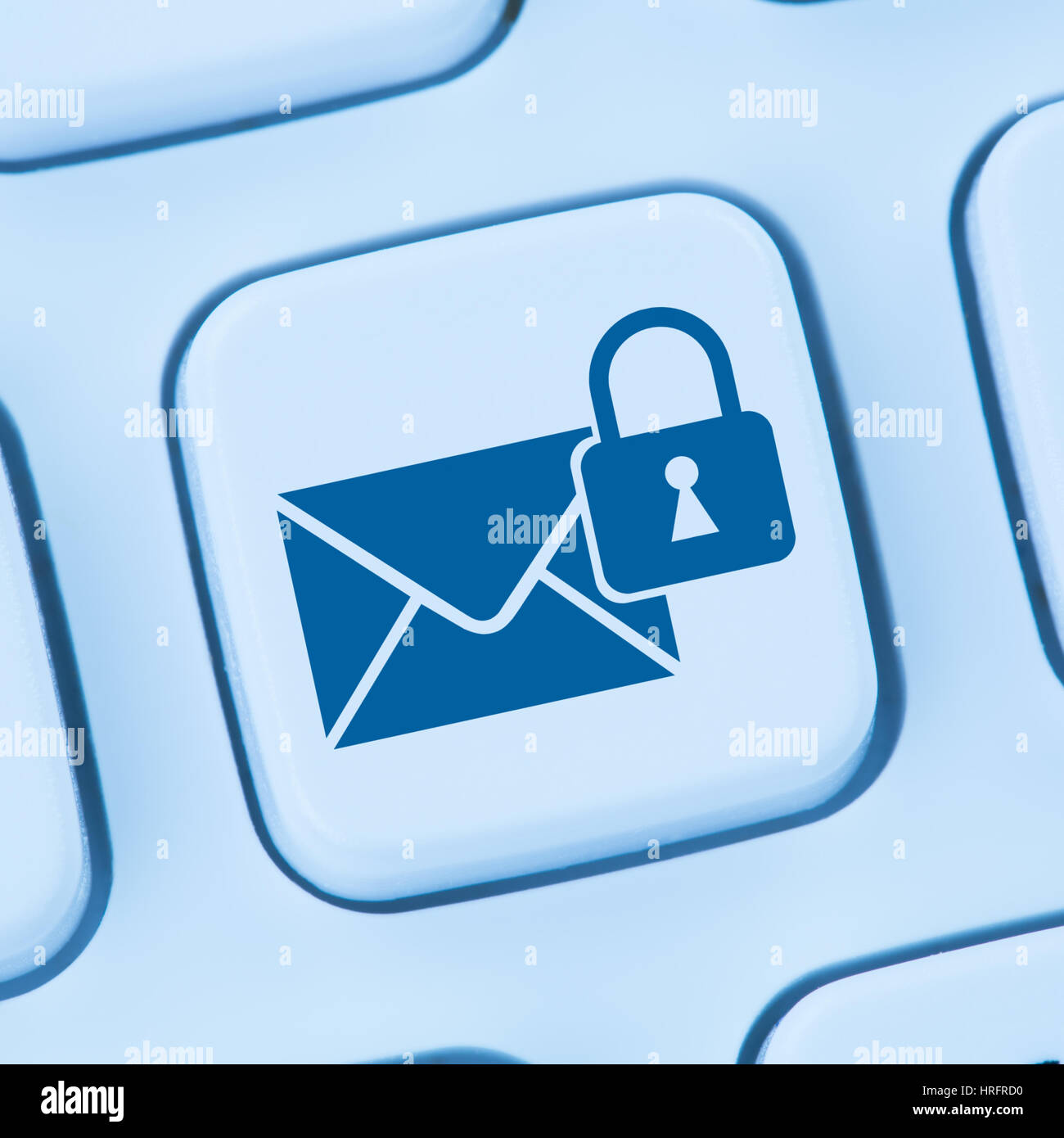 L'envoi d'e-mail crypté sécurisé en ligne internet mail protection ordinateur clavier web bleu Banque D'Images