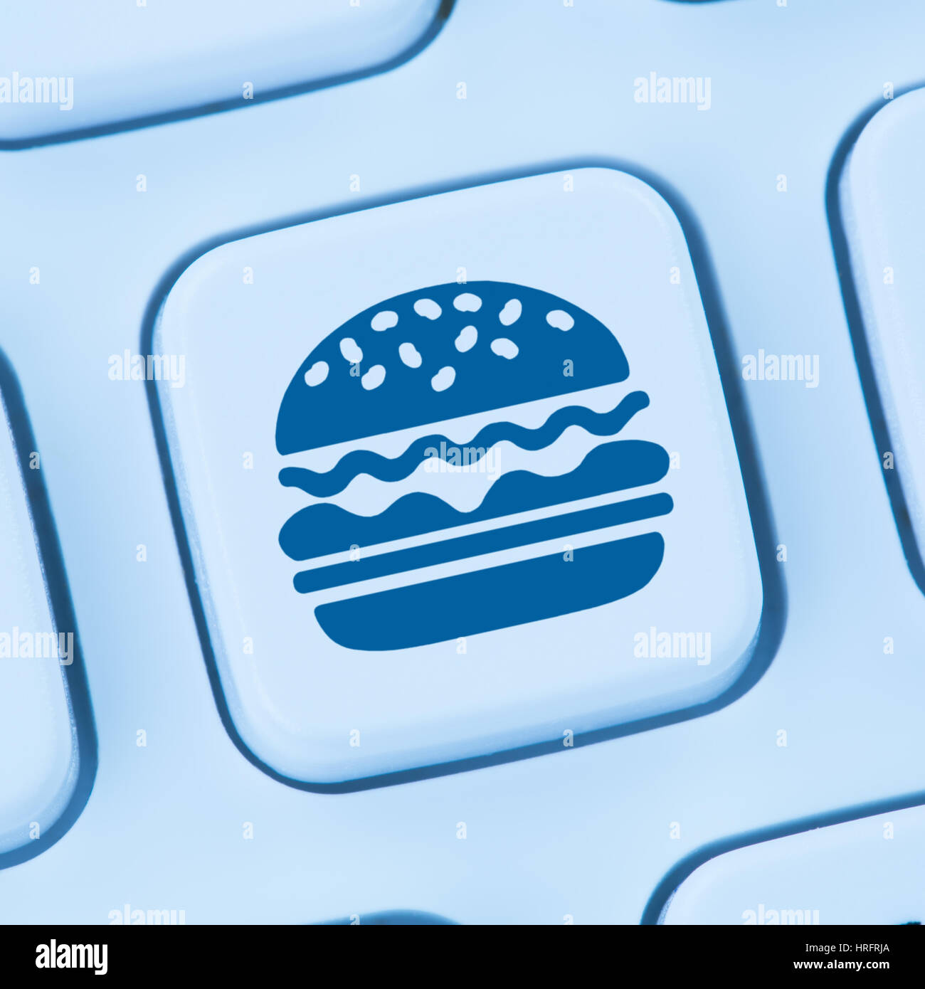 Cheeseburger hamburger de restauration rapide en ligne de commande livraison commande clavier web ordinateur bleu Banque D'Images