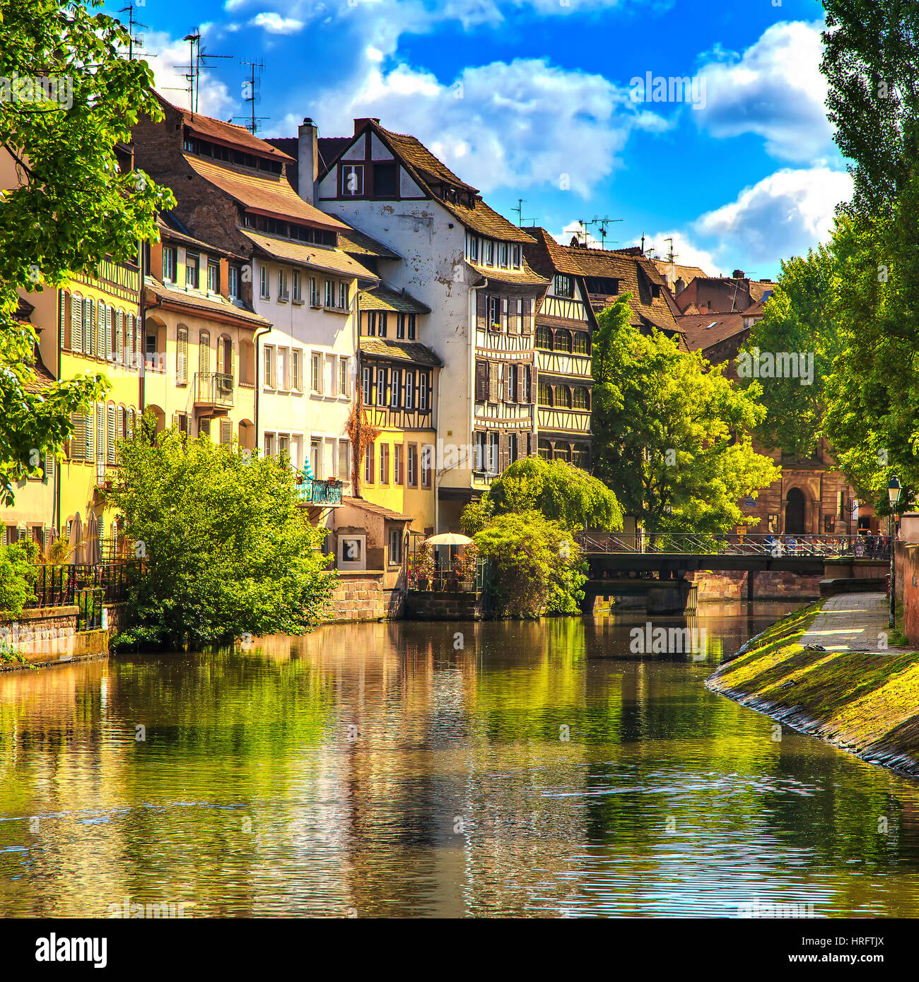 Strasbourg, de l'eau dans le canal de la Petite France. Maisons à colombages et d'arbres à Grand Ile. Alsace, France. Site de l'Unesco. Banque D'Images Strasbourg, de l'eau dans le canal de la Petite France. Maisons à colombages et d'arbres à Grand Ile. Alsace, France. Site de l'Unesco. Banque D'Images