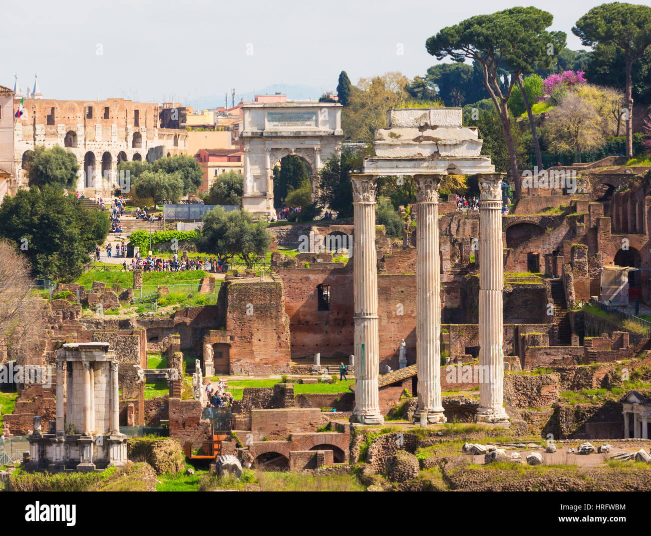 Rome, Italie. Le Forum Romain. Les trois colonnes du Temple de Castor ...