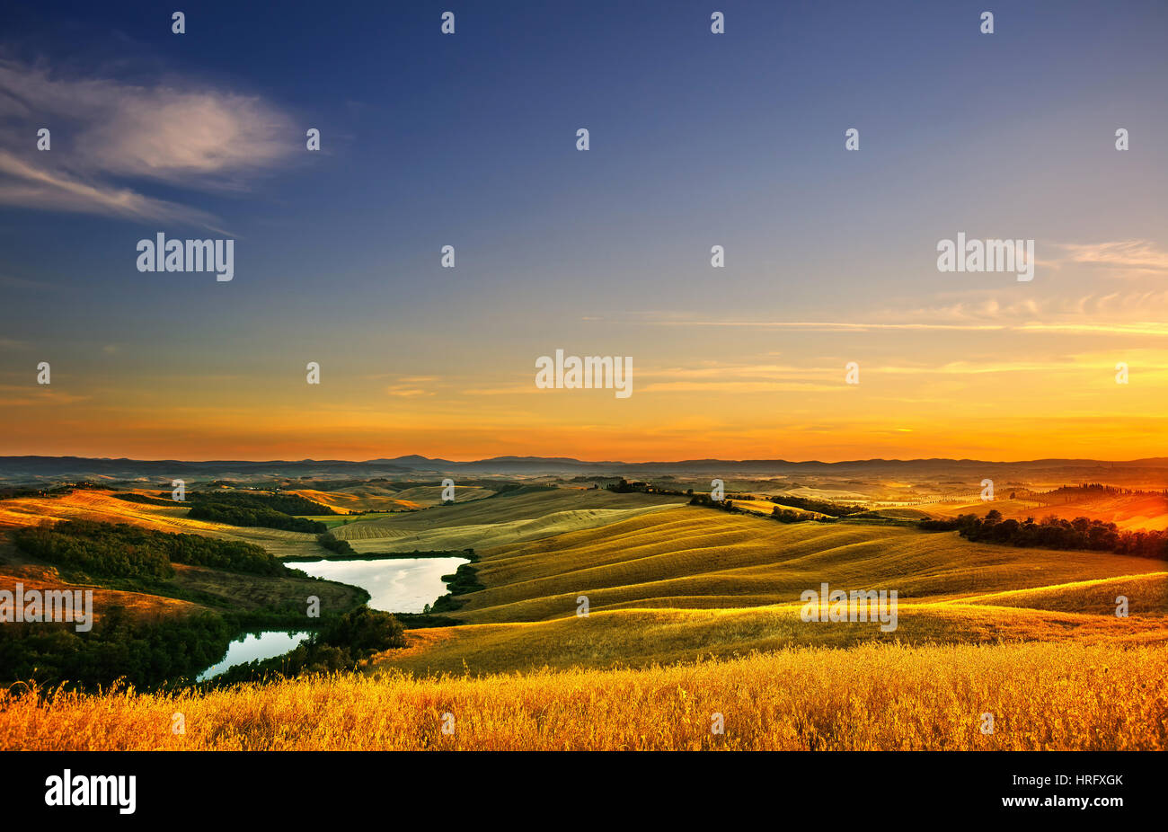 La toscane, paysage des crete senesi près de Siena, Italie, Europe. Petit lac, vert et jaune des champs, ciel bleu avec des nuages. Banque D'Images