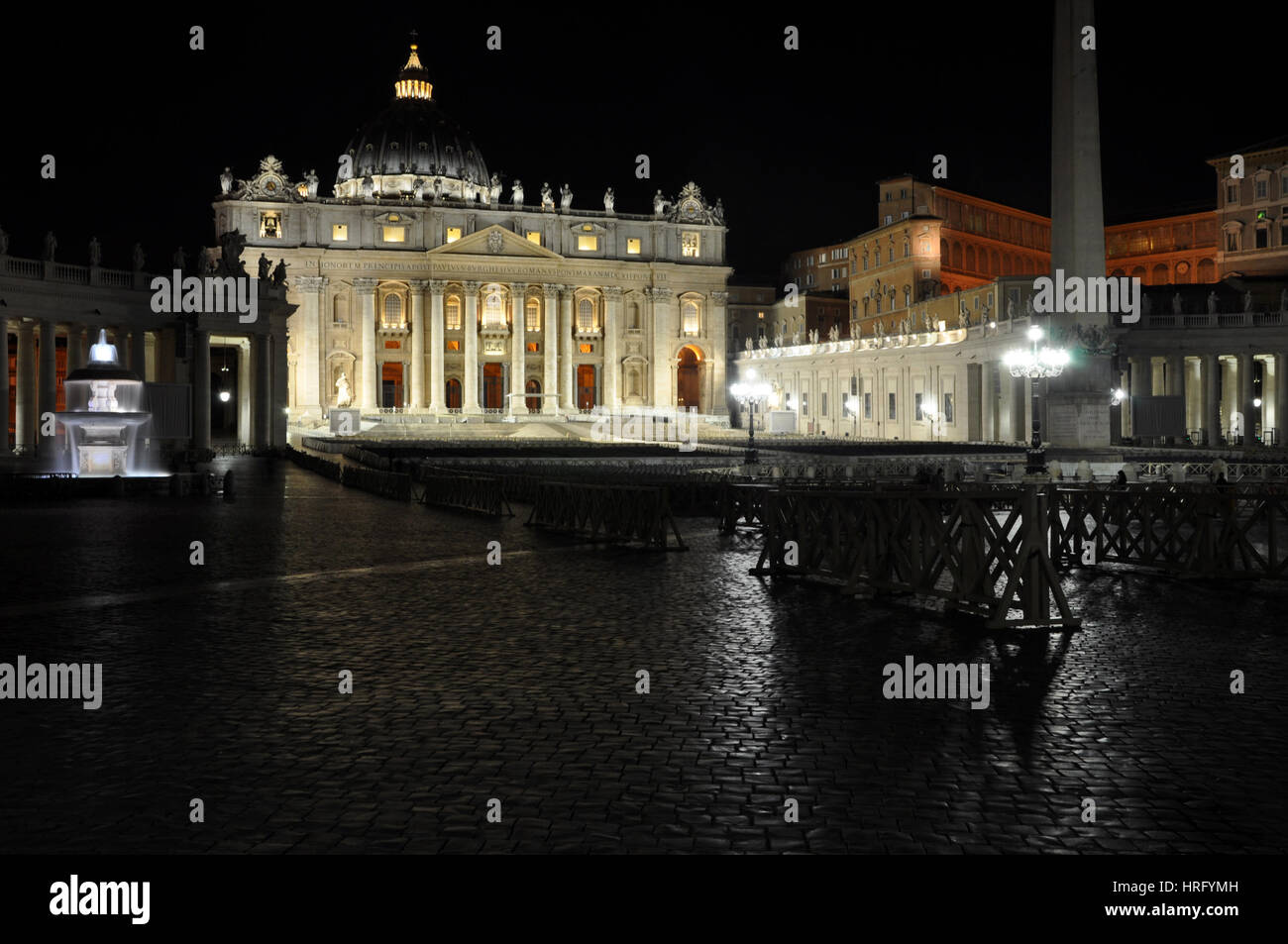 Cité du Vatican, ITALIE - 14 mars 2016 : Les employés du Vatican organiser des rangées de sièges à la place Saint Pierre dans la nuit de la préparation pour l'audience papale Banque D'Images