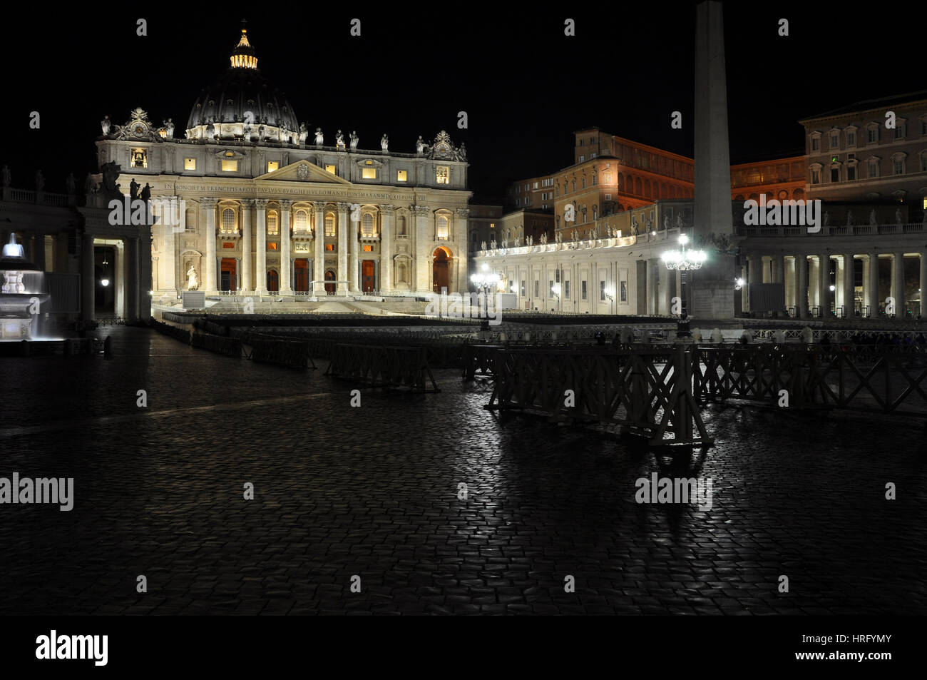 Cité du Vatican, ITALIE - 14 mars 2016 : Les employés du Vatican organiser des rangées de sièges à la place Saint Pierre dans la nuit de la préparation pour l'audience papale Banque D'Images