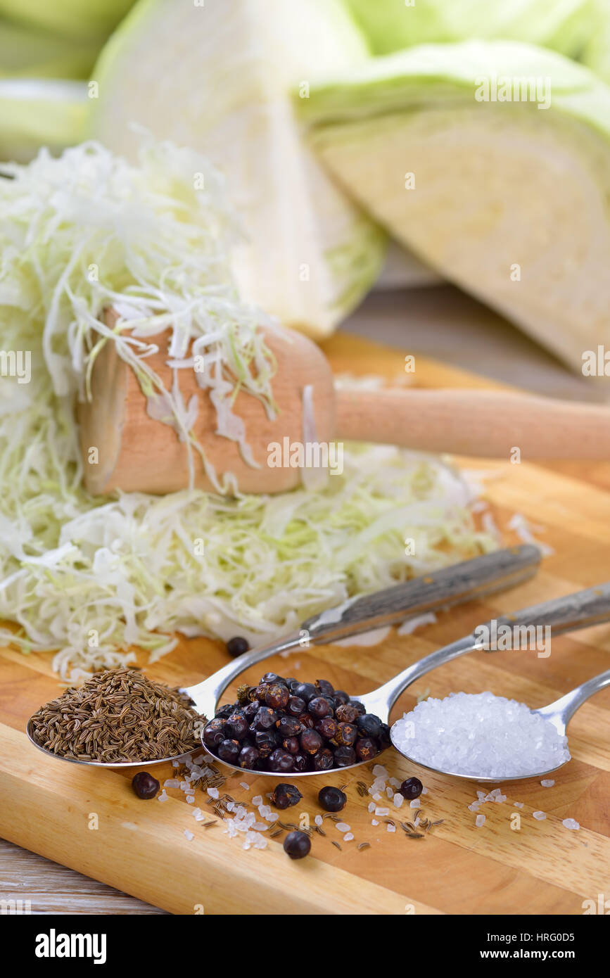 La fermentation des aliments, de la préparation pour faire de la choucroute : chou blanc, graines de cumin, de baies de genièvre, sel et un pounder Banque D'Images