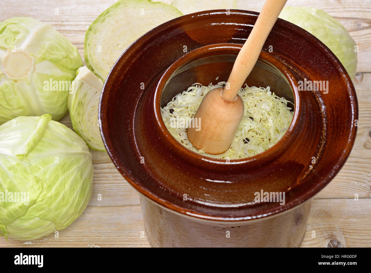 La fermentation des aliments, rendant la choucroute : chou blanc avec un motif en pounder dans une cruche de la récolte Banque D'Images