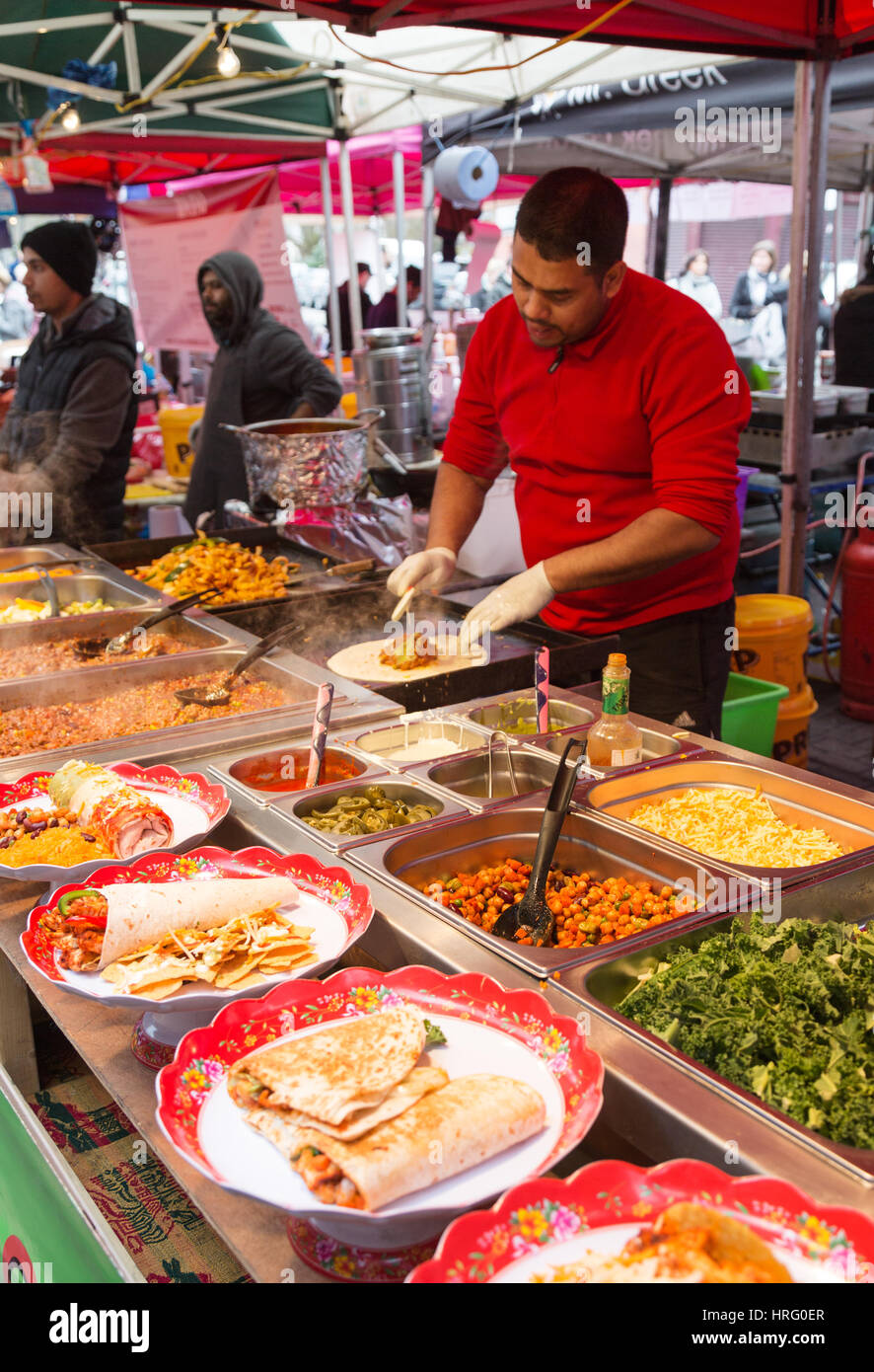 Un exposant de faire de l'alimentation de rue mexicain dans un food, Marché de Portobello Road, Portobello Road, Notting Hill, London UK Banque D'Images