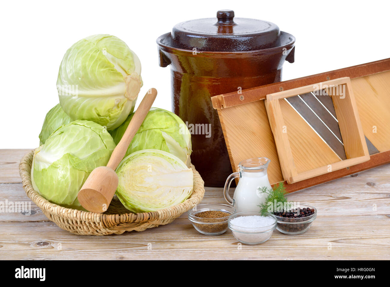 La fermentation des aliments, de la préparation pour faire de la choucroute : chou blanc, graines de cumin, de baies de genièvre, sel, lactosérum, aneth, shredder, de sabotage et de pot de cruche Banque D'Images