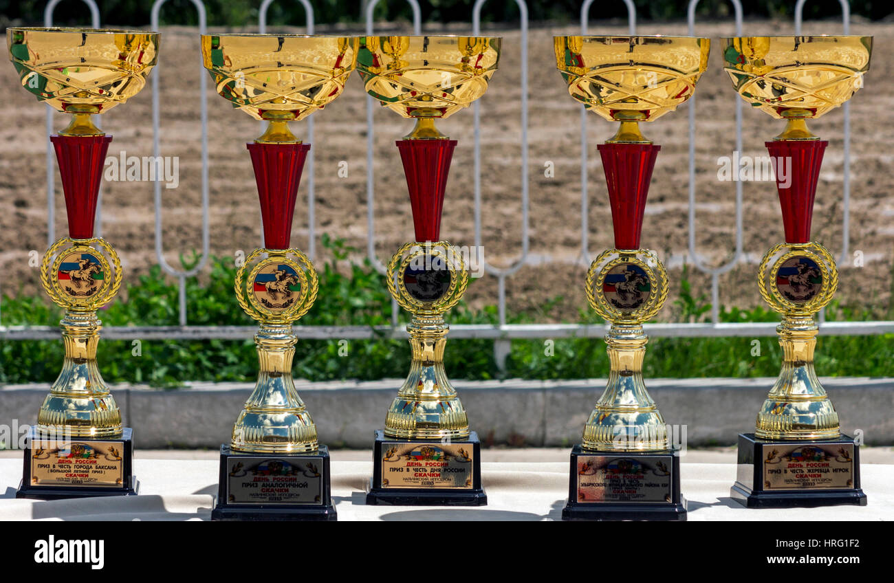 NALCHIK,RUSSIE - 12 juin 2016 : Prix chef de Naltchik,trophées gold award comme le meilleur cinq gagnants d'une course de chevaux sur June 12,2016. Banque D'Images