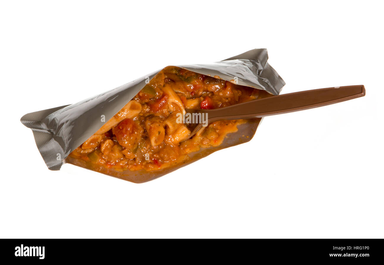 Ratatouille (un mélange de légumes et pâtes penne) d'un repas prêt-à-manger seul repas de la ration alimentaire. Backgrond blanc. Banque D'Images