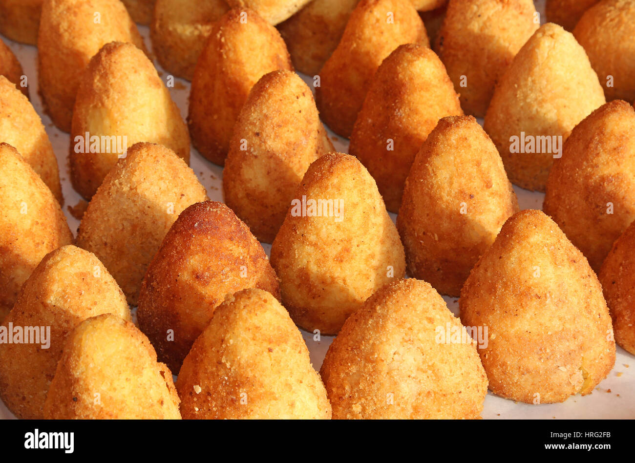 Boules de riz délicieux faits avec du riz frit. Un plat typique de la cuisine méditerranéenne appelé Arancini en Italie Banque D'Images