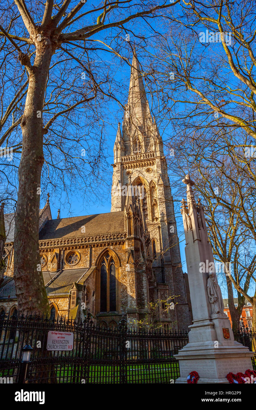 L'église St Mary Abbot et War Memorial, Kensington, Londres Banque D'Images