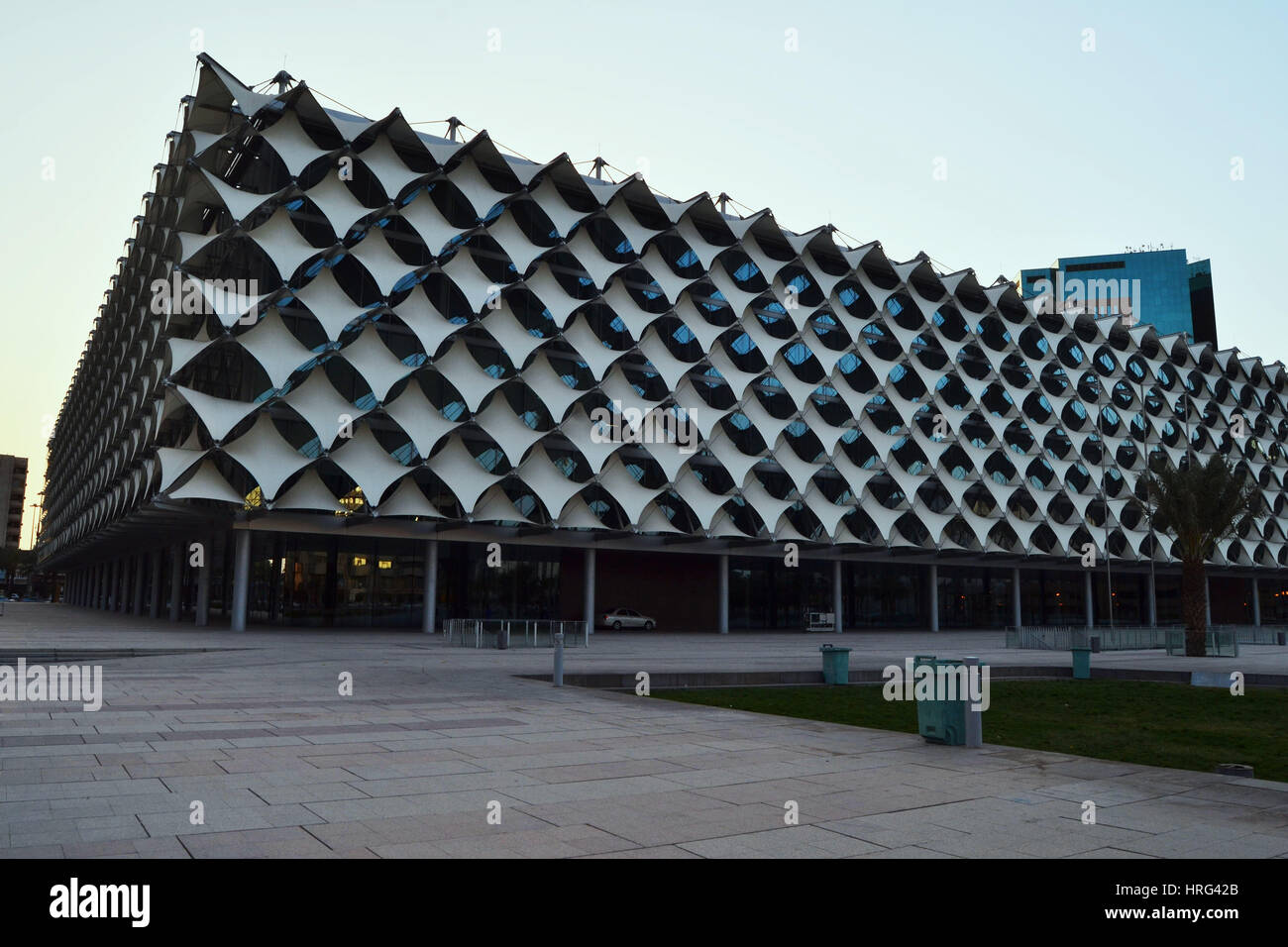 Riyad, arabie Saoudite la bibliothèque du roi fahd, qui est un bâtiment d'aglaas à l'architecture unique avec la tour d'al faisalyah, apparaît sous la forme d'un coucher de soleil Banque D'Images