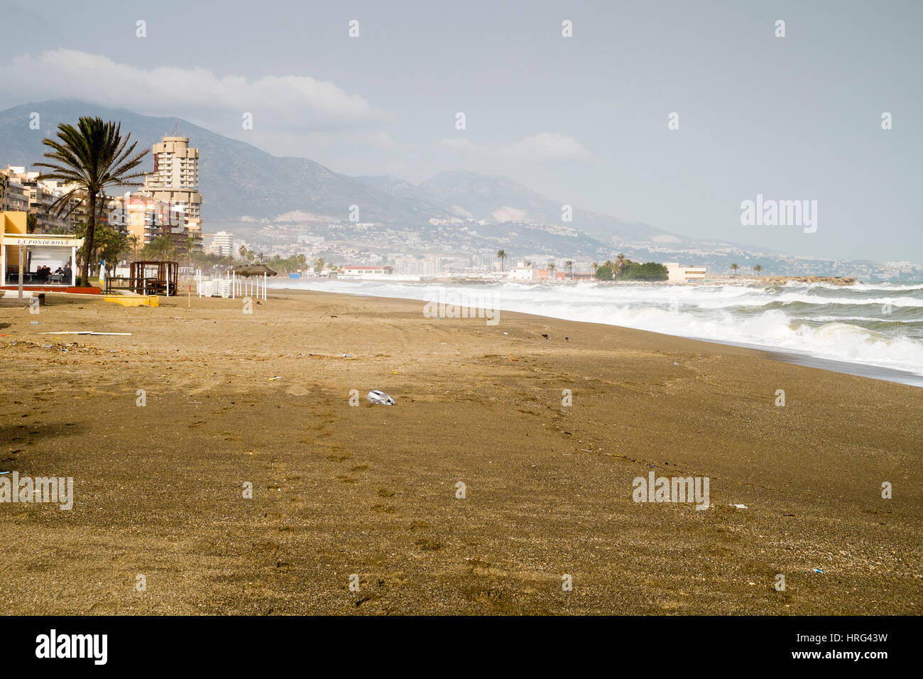 Hautes vagues à Fuengirola, Costa del Sol, Málaga, Andalousie, Espagne province Banque D'Images