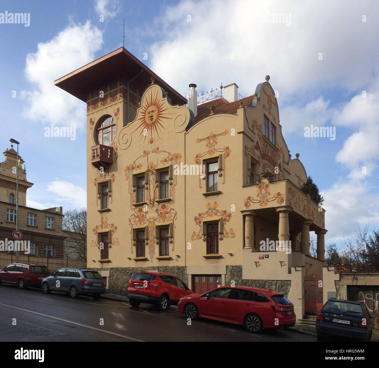 Adrien villa Art Nouveau conçu par l'architecte tchèque Alois Korda et construite en 1903, avec des peintures murales de l'artiste tchèque Frantisek Kobliha dans le district de Malvazinky à Prague, République tchèque. Banque D'Images