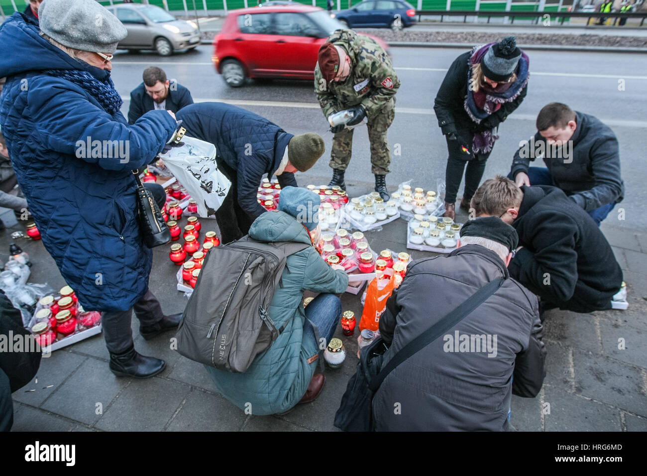 Gdansk, Pologne. 1er mars 2017. Personnes allumant des bougies pour célébrer la Journée nationale des soldats maudits sont observés sur 1 Mars 2017 à Gdansk, Pologne. Après la Pologne en matière de armée clandestine (AK) de la Seconde Guerre mondiale, dissous en 1945, des milliers de Polonais ont continué à combattre dans d'autres formations à l'encontre de l'institution du communisme comme l'Armée rouge soviétique a étendu son emprise à l'échelle du pays. Elles ont ensuite connu sous le nom de "soldats" maudit Crédit : Michal Fludra/Alamy Live News Banque D'Images