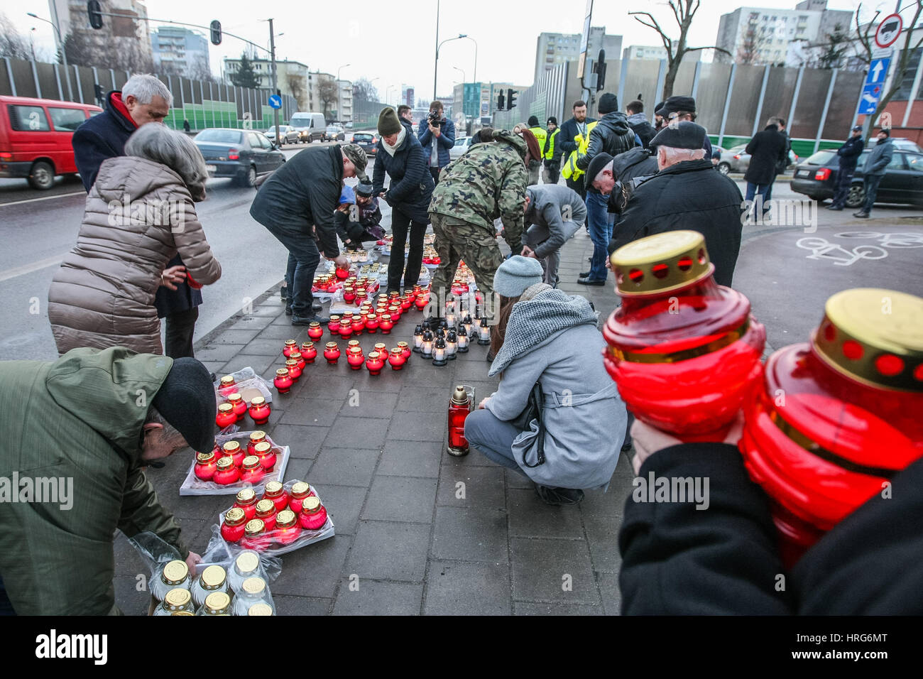 Gdansk, Pologne. 1er mars 2017. Personnes allumant des bougies pour célébrer la Journée nationale des soldats maudits sont observés sur 1 Mars 2017 à Gdansk, Pologne. Après la Pologne en matière de armée clandestine (AK) de la Seconde Guerre mondiale, dissous en 1945, des milliers de Polonais ont continué à combattre dans d'autres formations à l'encontre de l'institution du communisme comme l'Armée rouge soviétique a étendu son emprise à l'échelle du pays. Elles ont ensuite connu sous le nom de "soldats" maudit Crédit : Michal Fludra/Alamy Live News Banque D'Images