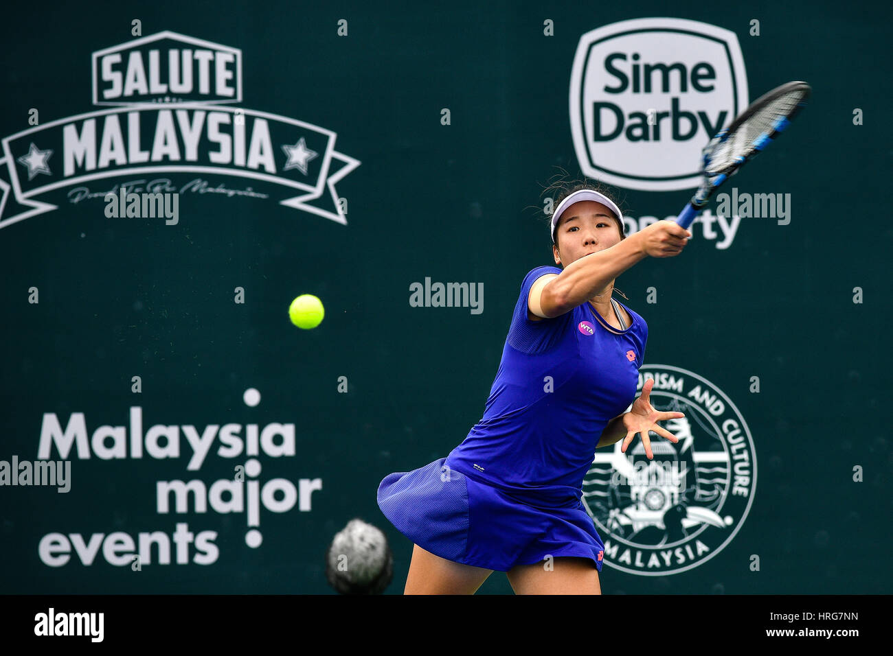 Kuala Lumpur, Malaisie. 1er mars 2017. Lin Kai Zhang de Chine joue un coup droit à Risa Ozaki japonaise au cours de deux rondes d'Alya WTA Open de Malaisie à l'TPCKL 2017 le 1 mars 2017 à Kuala Lumpur, Malaisie. Crédit : Mike Casper/Alamy Live News Banque D'Images
