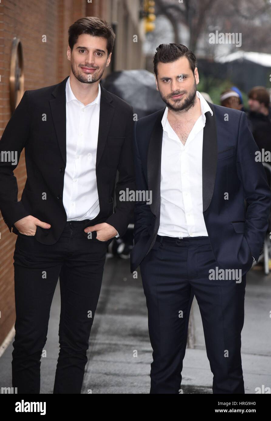 New York, NY, USA. 1er mars, 2017. 2 violoncelles, Luka Sulic, Stjepan Hauser dehors et environ pour la célébrité Candids - WED, New York, NY 1 Mars, 2017. Credit : Derek Storm/Everett Collection/Alamy Live News Banque D'Images