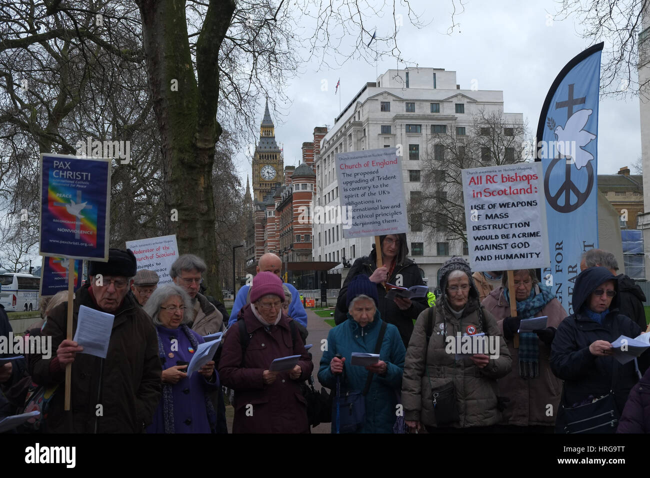 Londres, Royaume-Uni. 1er mars, 2017. Les militants et sympathisants de la paix chrétienne organiser une démonstration pacifique devant le ministère de la défense d'appeler le Gouvernement du Royaume-Uni à fin trident et interdire toutes les armes nucléaires. Credit : claire doherty/Alamy Live News Banque D'Images