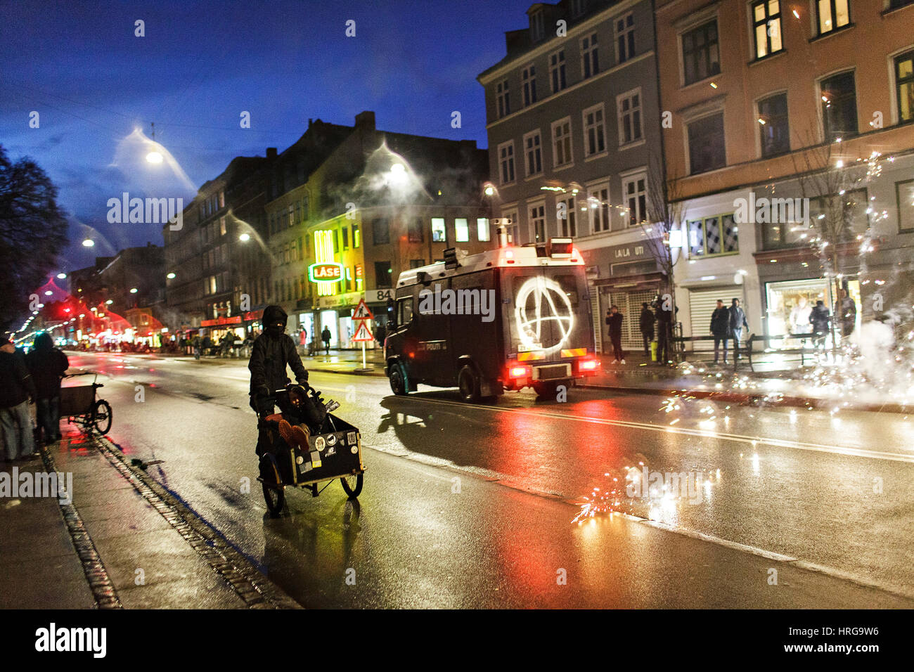 Copenhague, Danemark. 1er mars 2017. Les militants de l'aile gauche a pris les rues de Copenhague dix ans après la démolition de la maison de jeunes de Ungdomshuset au Jagtvej 69. En vertu de l'énoncé "La lutte continue, rien oublié, rien pardonné" les militants se sont affrontés avec la police au cours de la marche. La police d'un transporteur a pulvérisé un géant pour un Antifa à l'arrière de la voiture et est attaqué à l'aide de Fireworks. Gonzales : Crédit Photo/Alamy Live News Banque D'Images