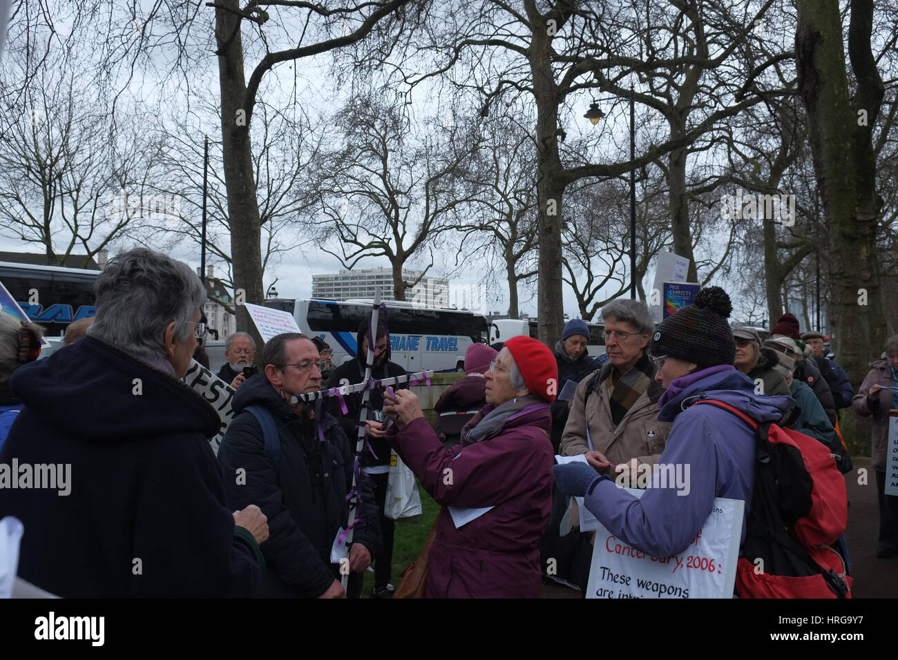 Londres, Royaume-Uni. 1er mars, 2017. Les militants et sympathisants de la paix chrétienne organiser une démonstration pacifique devant le ministère de la défense d'appeler le Gouvernement du Royaume-Uni à fin trident et interdire toutes les armes nucléaires. Credit : claire doherty/Alamy Live News Banque D'Images