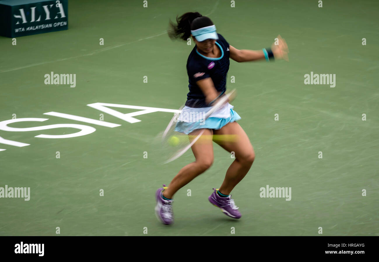 Kuala Lumpur, Malaisie. 1 mars, 2017. Risa Ozaki (JPN) frapper un coup de retour, capturés dans le ralenti pour Kai-Lin Zhang (CHN) à ALYA 2017 WTA Open de Malaisie à Kuala Lumpur. © Danny Chan/Alamy Live News. Banque D'Images