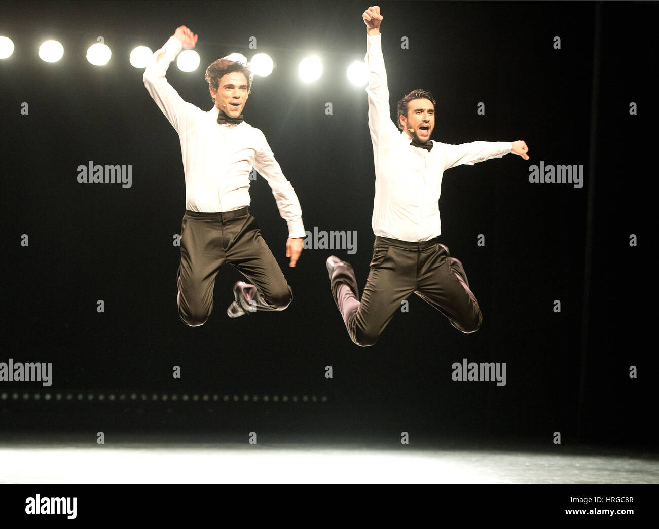 Stuttgart, Allemagne. Feb 27, 2017. Danseurs Jonathan dos Santos (l) et Rosario Guerra (r) de la Gauthier Dance Company d'effectuer lors d'une répétition de la nouvelle pièce "Mon meilleur ennemi" par la chorégraphe ITZIK GALILI au Theaterhaus de Stuttgart, Allemagne, 27 février 2017. La pièce sera créée au gala 'Big Fat 10' pour le 10e anniversaire de l'entreprise le 01 mars 2017 au Theaterhaus. Photo : Bernd Weißbrod/dpa/Alamy Live News Banque D'Images