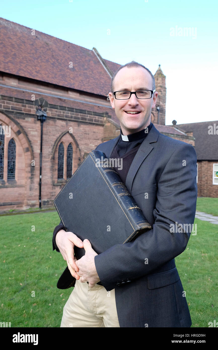 Wirral Prenton, UK. 2e Mar, 2017. Rev Matt Graham, Vicaire de St Stephen's Church, Prenton détient la Sainte Bible, son livre préféré et l'un des plus célèbre du monde des livres, sur la Journée mondiale du livre. Credit : GeoPic/Alamy Live News Banque D'Images