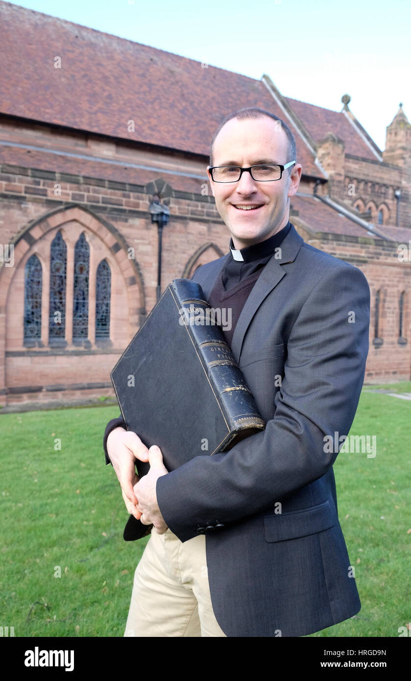 Wirral Prenton, UK. 2e Mar, 2017. Rev Matt Graham, Vicaire de St Stephen's Church, Prenton détient la Sainte Bible, son livre préféré et l'un des plus célèbre du monde des livres, sur la Journée mondiale du livre. Credit : GeoPic/Alamy Live News Banque D'Images