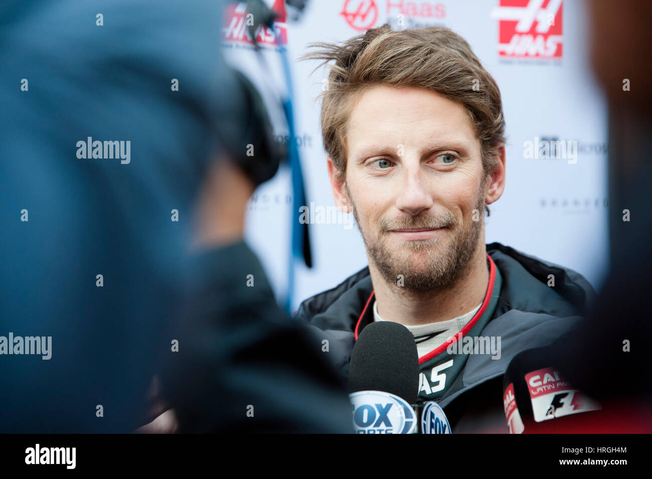 Barcelone, Espagne. 2e Mar, 2017. Romain Grosjean, pilote de la Haas F1 Team parler avec les médias au cours de la 4ème journée de l'épreuve de Formule 1 sur le circuit de Catalunya. Crédit : Pablo/Freuku Alamy Live News Banque D'Images