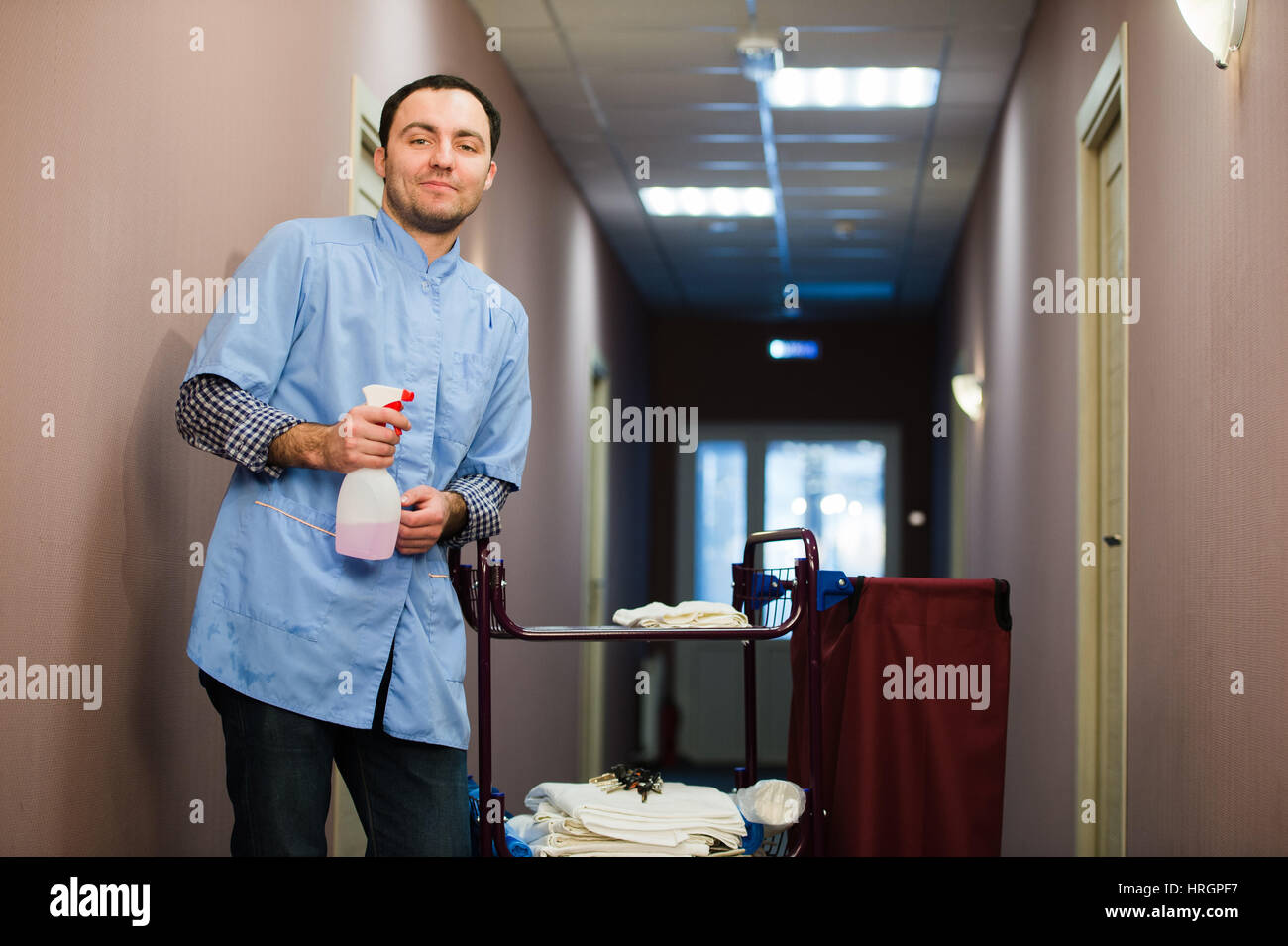Nettoyage de l'homme hôtel hall porte manteau bleu Banque D'Images
