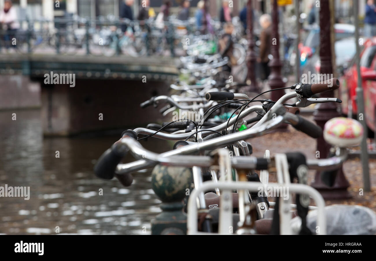 Des vélos stationnés à Amsterdam, Pays-Bas Banque D'Images