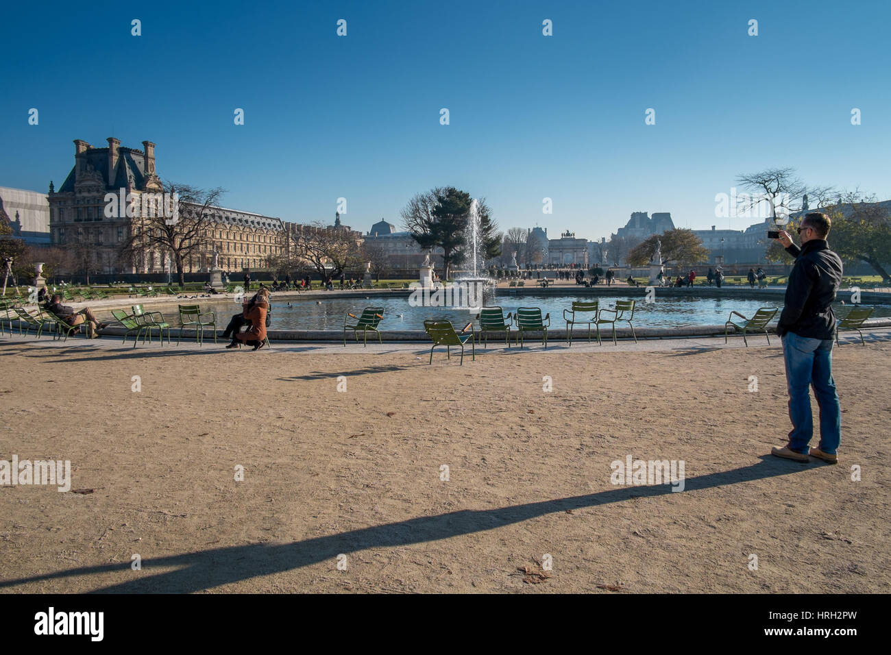 Man taking photograph au Jardin des Tuileries négligé par le musée du Louvre, Paris, France. Banque D'Images