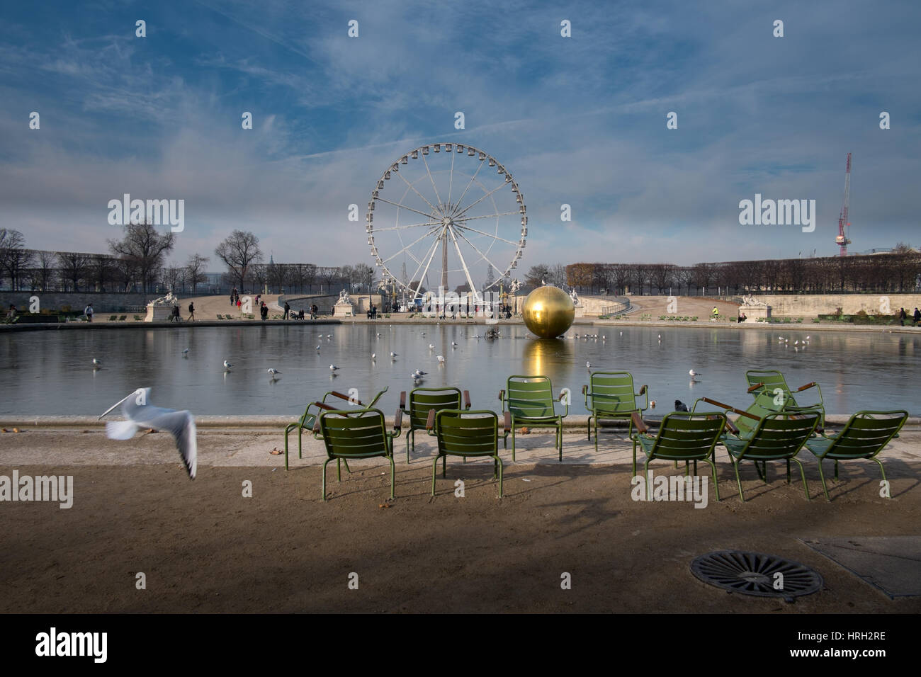 Soleil d'hiver à Grand bassin octogonal du Jardin des Tuileries, dominé par la Grande Roue, Paris, France Banque D'Images